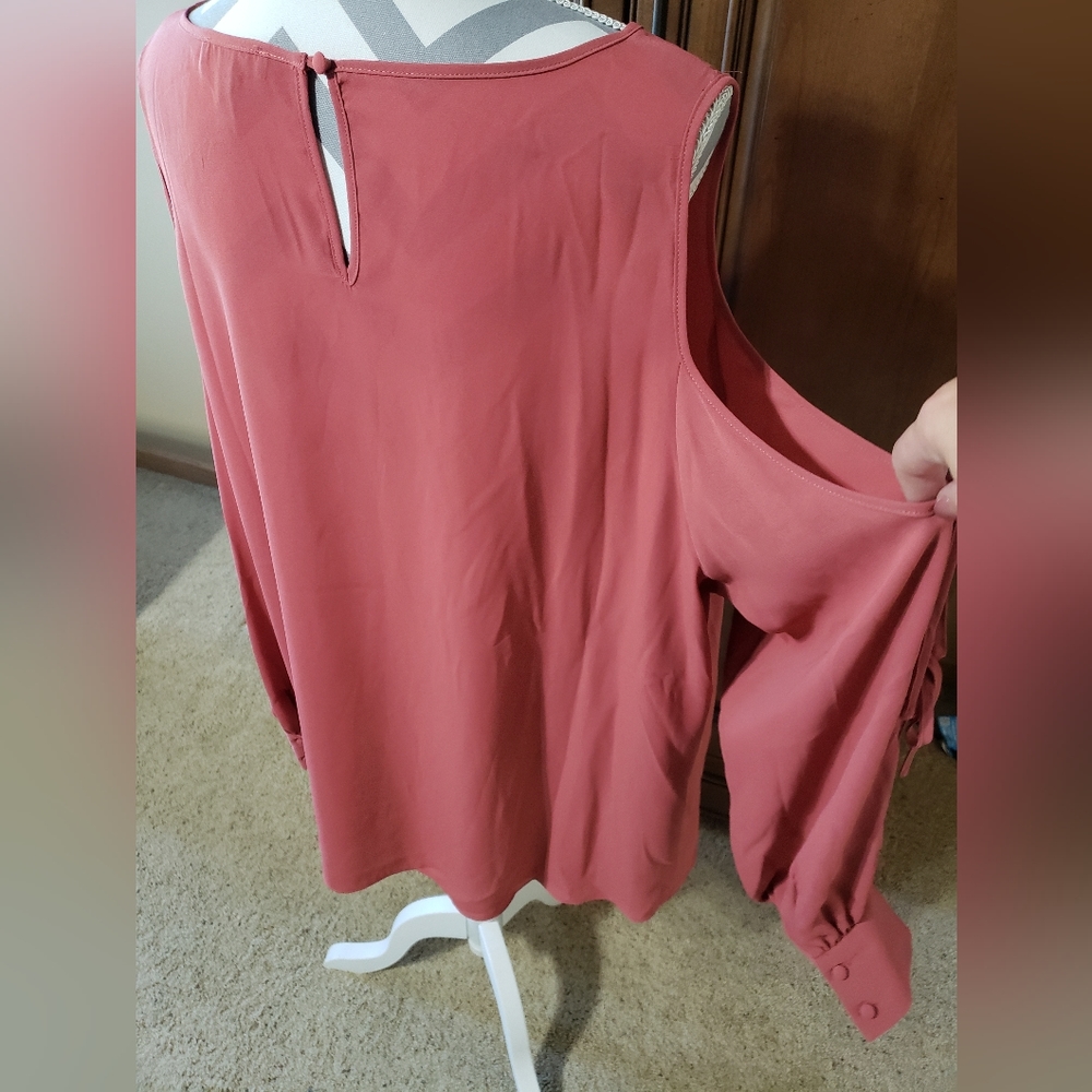 Pretty top, open sleeve with ties
